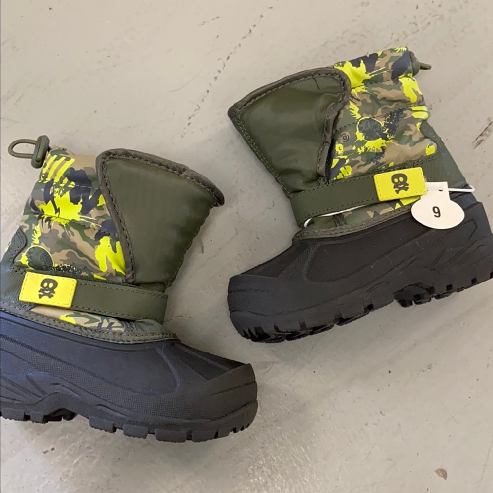 Brand New athletech snowboots toddler size 9